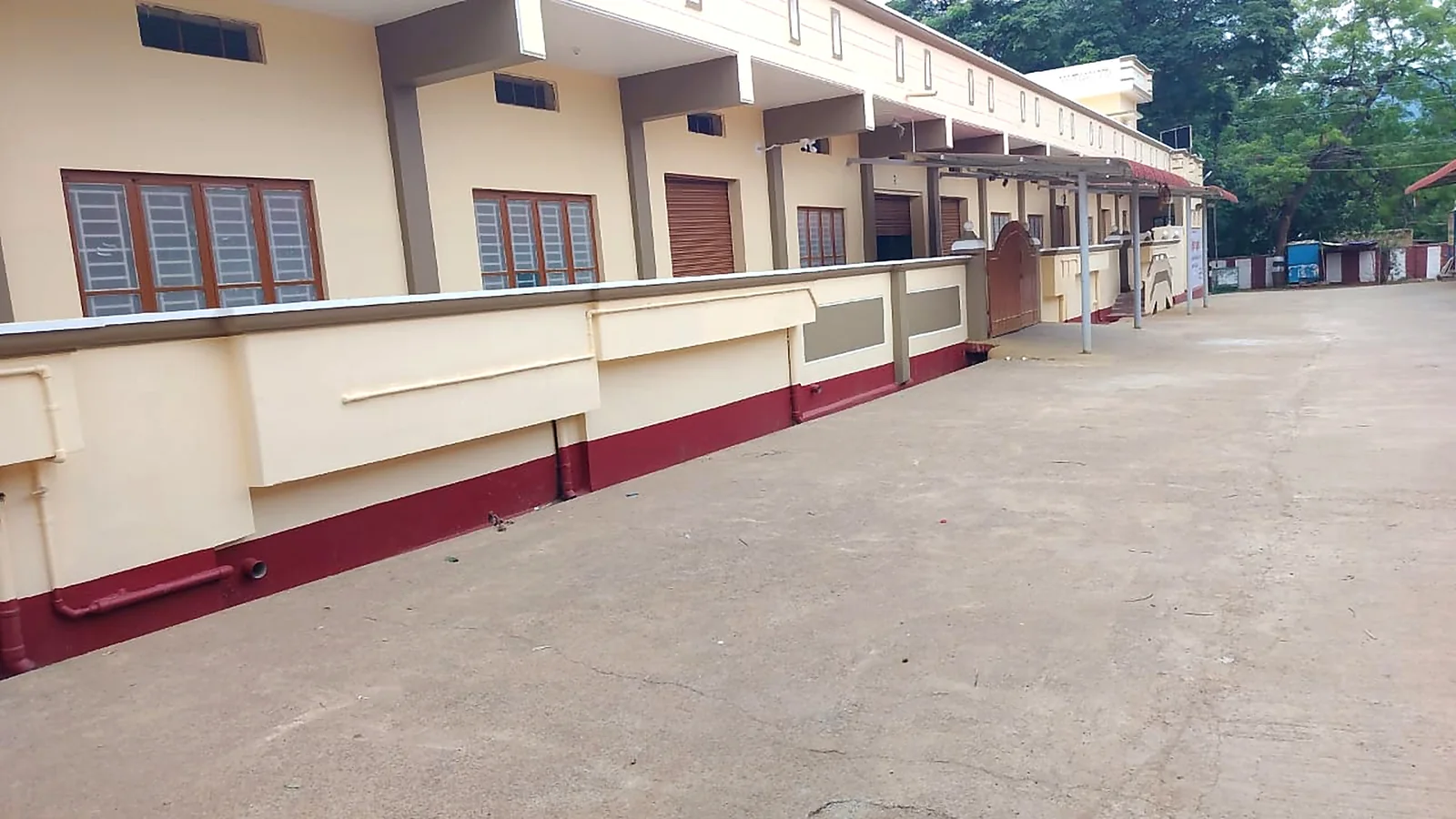Exterior view and parking area of SMB Virunthinar Mahal